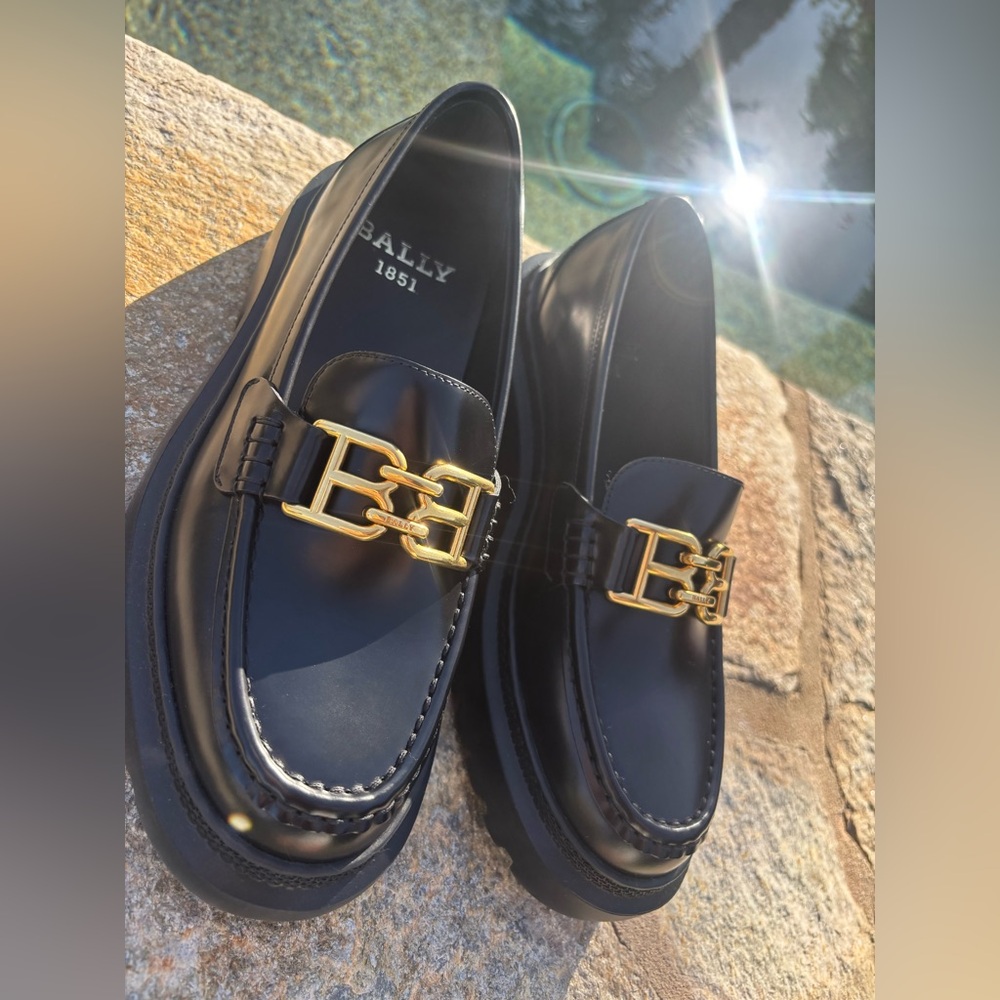 Bally gioia Black leather Loafers with Gold details
